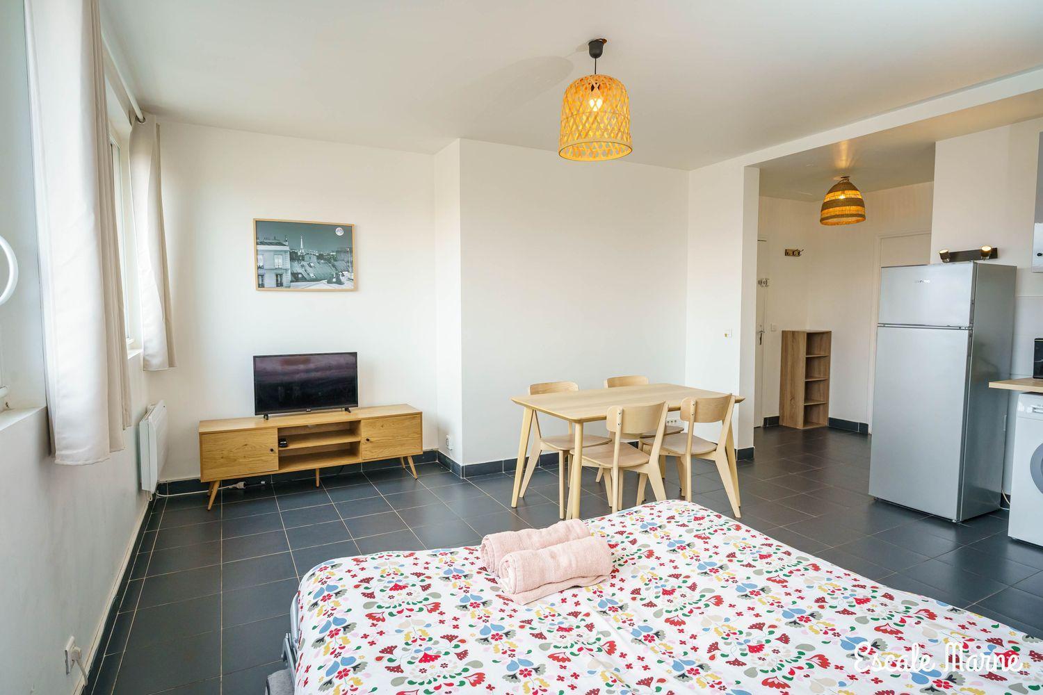 Escale-Marne: Cozy Metro-Adjacent Apartment with Premium Bed Maisons-Alfort Exterior photo